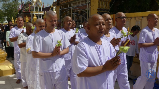 ศิลปินนักแสดงตลกและกลุ่มบิ๊กไบค์อุปสมบทหมู่ถวายพระราชกุศลที่วัดชินวนาราม