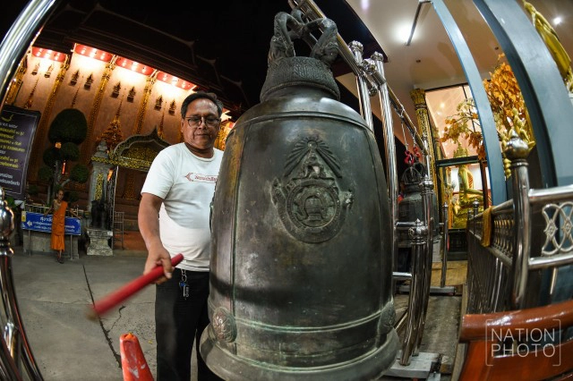 พระสงฆ์เจริญชัยมงคลคาถาและลั่นฆ้อง กลอง ระฆัง ถวายพระพรชัยมงคล สมเด็จพระเจ้าอยู่หัว รัชกาลที่ ๑๐