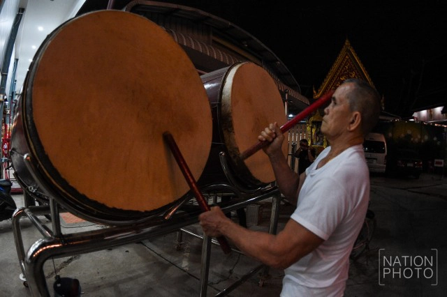 พระสงฆ์เจริญชัยมงคลคาถาและลั่นฆ้อง กลอง ระฆัง ถวายพระพรชัยมงคล สมเด็จพระเจ้าอยู่หัว รัชกาลที่ ๑๐