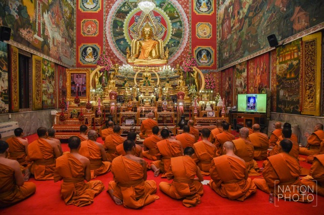 พระสงฆ์เจริญชัยมงคลคาถาและลั่นฆ้อง กลอง ระฆัง ถวายพระพรชัยมงคล สมเด็จพระเจ้าอยู่หัว รัชกาลที่ ๑๐
