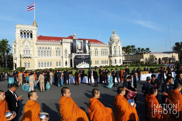 นายกฯ-ครม.ร่วมตักบาตรพระสงฆ์ 89 รูป บำเพ็ญกุศลเนื่องในพระราชพิธีปัญญาสมวาร (50 วัน)