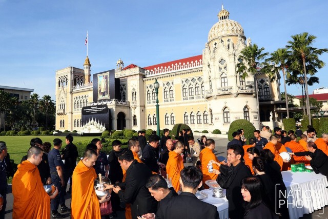 นายกฯ-ครม.ร่วมตักบาตรพระสงฆ์ 89 รูป บำเพ็ญกุศลเนื่องในพระราชพิธีปัญญาสมวาร (50 วัน)