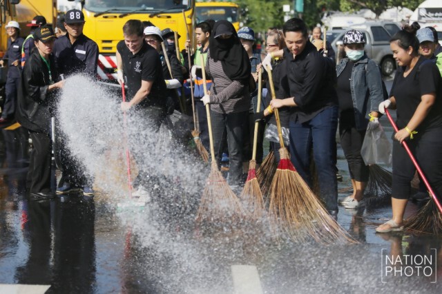 อัศวิน ร่วมกิจกรรม Big Cleaning "ทำดี เพื่อพ่อ"