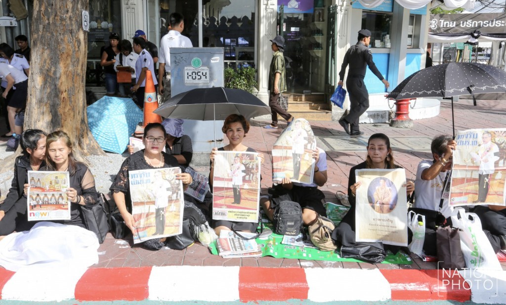 ประชาชน รับเสด็จสมเด็จพระเจ้าอยู่หัวมหาวชิราลงกรณ บดินทรเทพยวรางกูร ประชาชน รับเสด็จสมเด็จพระเจ้าอยู่หัวมหาวชิราลงกรณ บดินทรเทพยวรางกูร