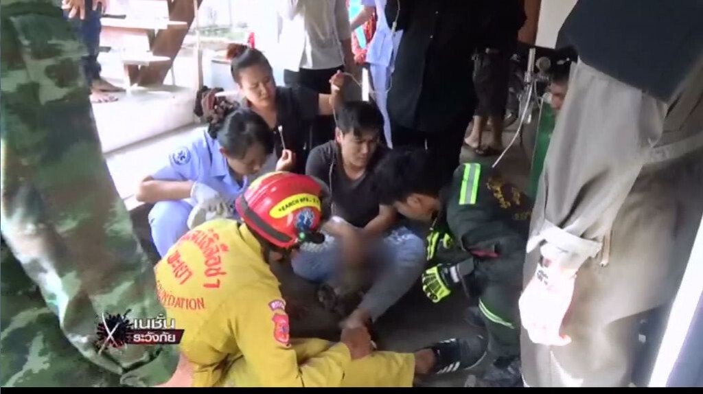 ระวังภัย - พ่อค้าไส้อั่วถูกเครื่องบดหมูหนีบนิ้วหวิดขาด ระวังภัย - พ่อค้าไส้อั่วถูกเครื่องบดหมูหนีบนิ้วหวิดขาด