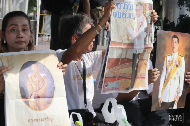 ประชาชน รับเสด็จสมเด็จพระเจ้าอยู่หัวมหาวชิราลงกรณ บดินทรเทพยวรางกูร