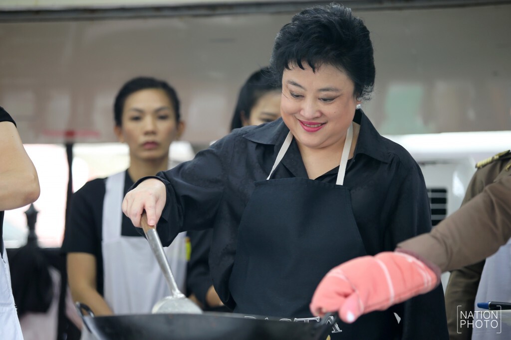 องค์โสมฯ เสด็จทอดไก่ประทานแก่ประชาชน องค์โสมฯ เสด็จทอดไก่ประทานแก่ประชาชน
