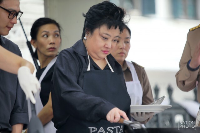องค์โสมฯ เสด็จทอดไก่ประทานแก่ประชาชน