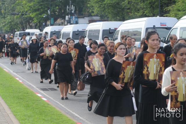 ประชาชน ร่วมสักการะพระบรมศพ แน่น 20,000 คน ตั้งแต่เช้ามืด