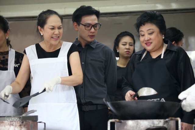 องค์โสมฯ เสด็จทอดไก่ประทานแก่ประชาชน