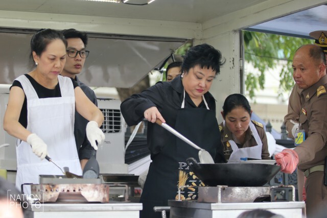 องค์โสมฯ เสด็จทอดไก่ประทานแก่ประชาชน