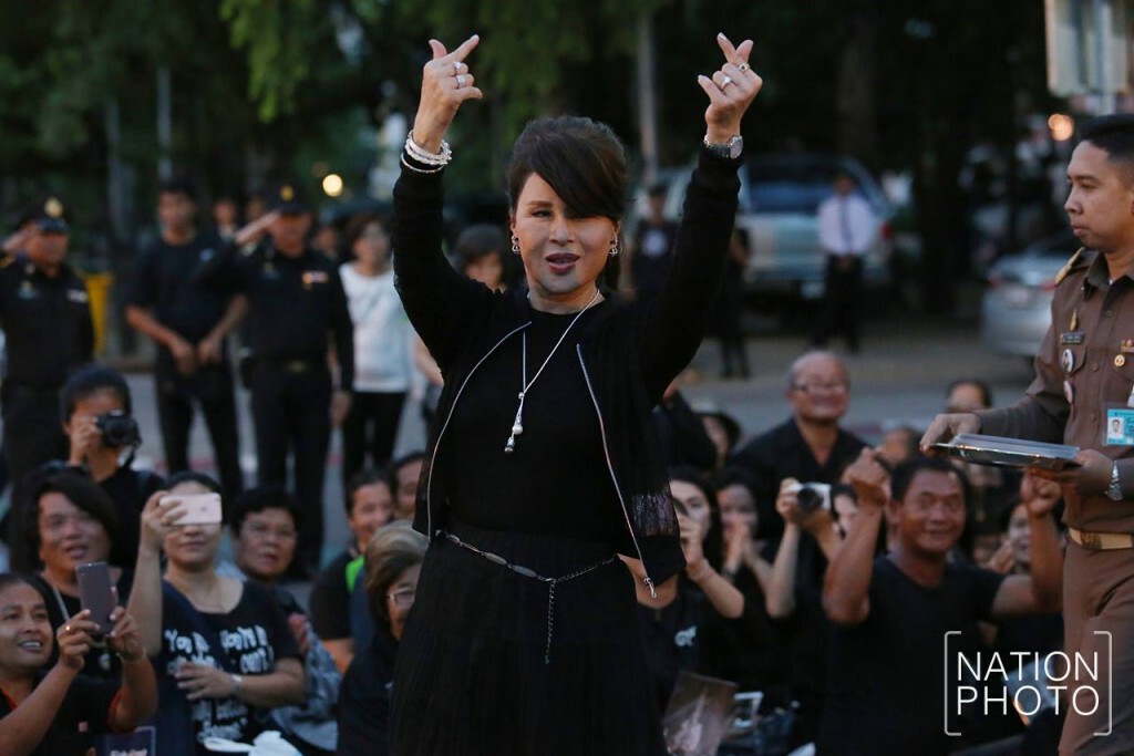 ทูลกระหม่อมหญิงอุบลรัตนฯ เสด็จทรงประทานพระบรมฉายาลักษณ์ อาหาร-น้ำให้กับพสกนิกร ทูลกระหม่อมหญิงอุบลรัตนฯ เสด็จทรงประทานพระบรมฉายาลักษณ์ อาหาร-น้ำให้กับพสกนิกร