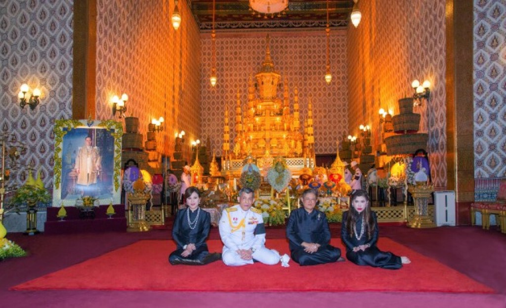 "รัชกาลที่10" ทรงฉายพระรูปพร้อม พระเทพฯ-ฟ้าหญิง-ทูลกระหม่อมฯ "รัชกาลที่10" ทรงฉายพระรูปพร้อม พระเทพฯ-ฟ้าหญิง-ทูลกระหม่อมฯ