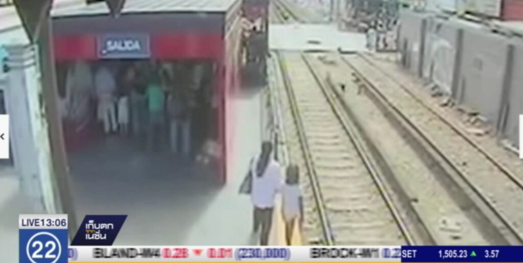 คลิปสุดสลด 2 แม่ลูกเสี่ยงตาย เพื่อขึ้นรถไฟฟรี คลิปสุดสลด 2 แม่ลูกเสี่ยงตาย เพื่อขึ้นรถไฟฟรี