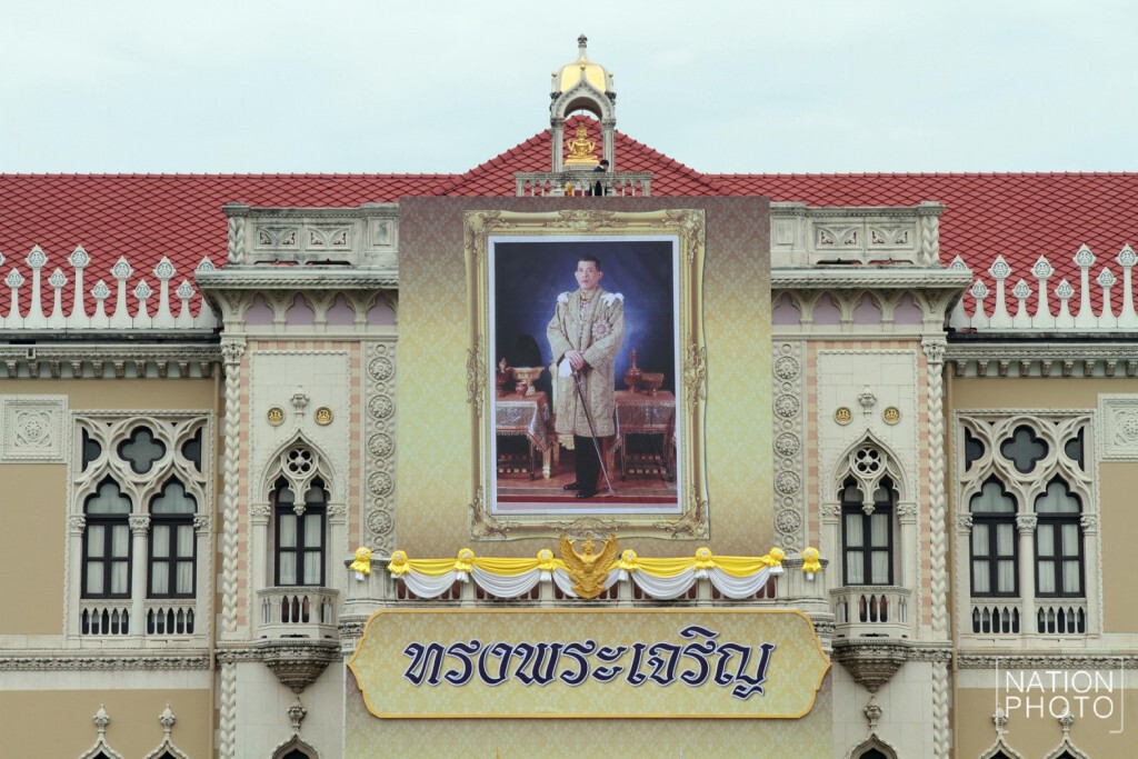 ทำเนียบฯ อัญเชิญพระบรมฉายาลักษณ์ สมเด็จพระเจ้าอยู่หัวมหาวชิราลงกรณ บดินทรเทพยวรางกูร ขึ้นถวายพระพร ทำเนียบฯ อัญเชิญพระบรมฉายาลักษณ์ สมเด็จพระเจ้าอยู่หัวมหาวชิราลงกรณ บดินทรเทพยวรางกูร ขึ้นถวายพระพร