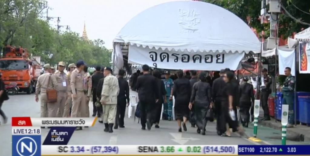 ประชาชนเข้ากราบถวายสักการะ เบื้องหน้าพระบรมศพ