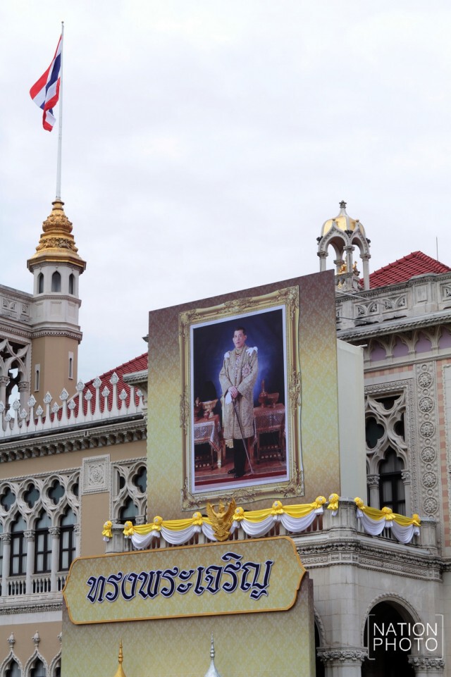 ทำเนียบฯ อัญเชิญพระบรมฉายาลักษณ์ สมเด็จพระเจ้าอยู่หัวมหาวชิราลงกรณ บดินทรเทพยวรางกูร ขึ้นถวายพระพร