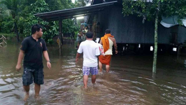 พระธรรมทูตอาสาจังหวัดสงขลา ลงพื้นที่เยี่ยมชาวบ้านน้ำท่วม