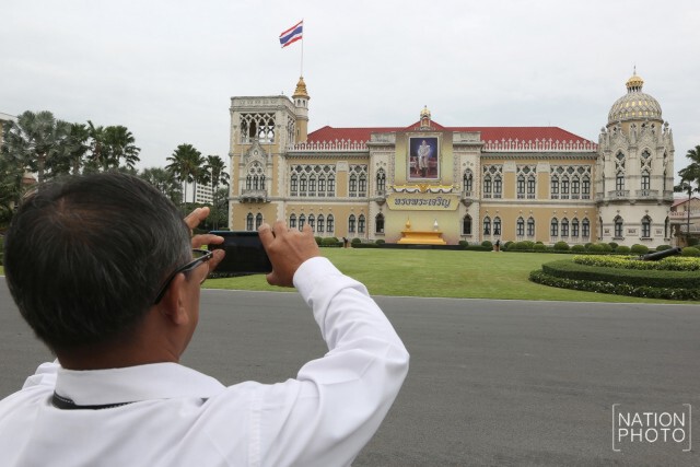 ทำเนียบฯ อัญเชิญพระบรมฉายาลักษณ์ สมเด็จพระเจ้าอยู่หัวมหาวชิราลงกรณ บดินทรเทพยวรางกูร ขึ้นถวายพระพร