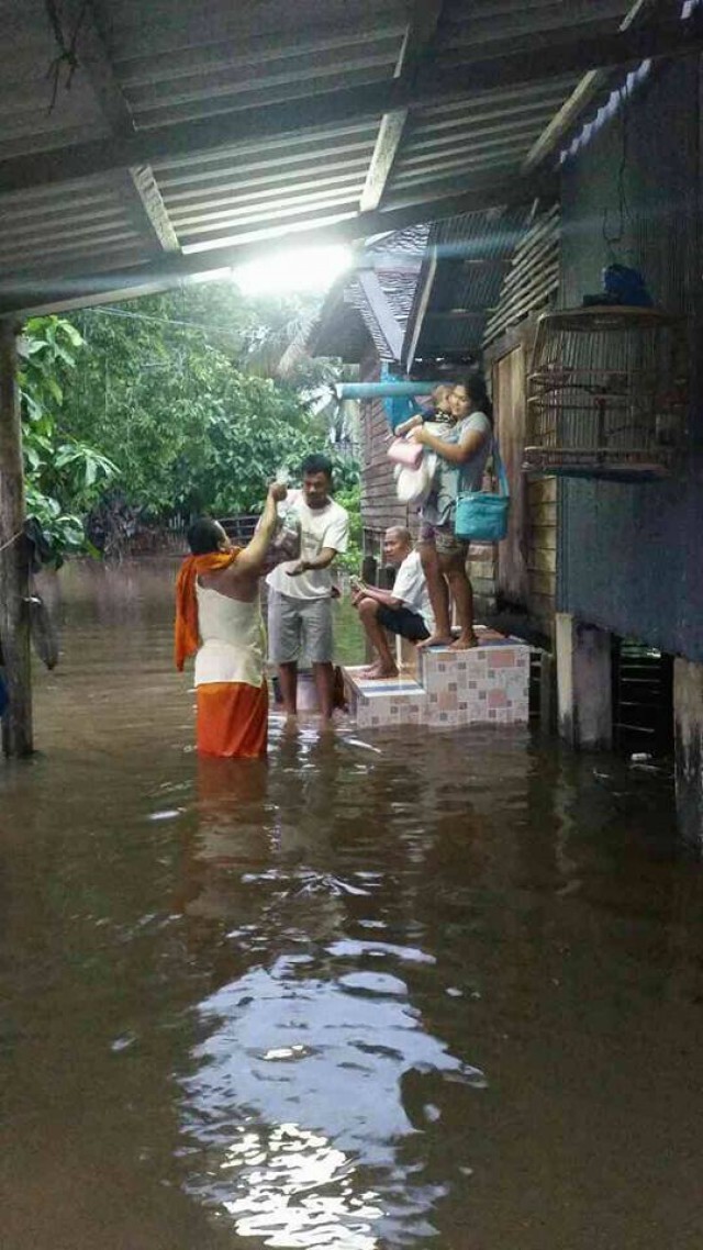 พระธรรมทูตอาสาจังหวัดสงขลา ลงพื้นที่เยี่ยมชาวบ้านน้ำท่วม