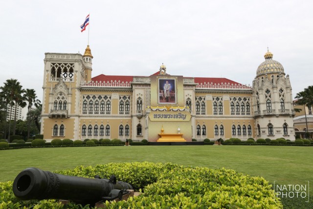 ทำเนียบฯ อัญเชิญพระบรมฉายาลักษณ์ สมเด็จพระเจ้าอยู่หัวมหาวชิราลงกรณ บดินทรเทพยวรางกูร ขึ้นถวายพระพร