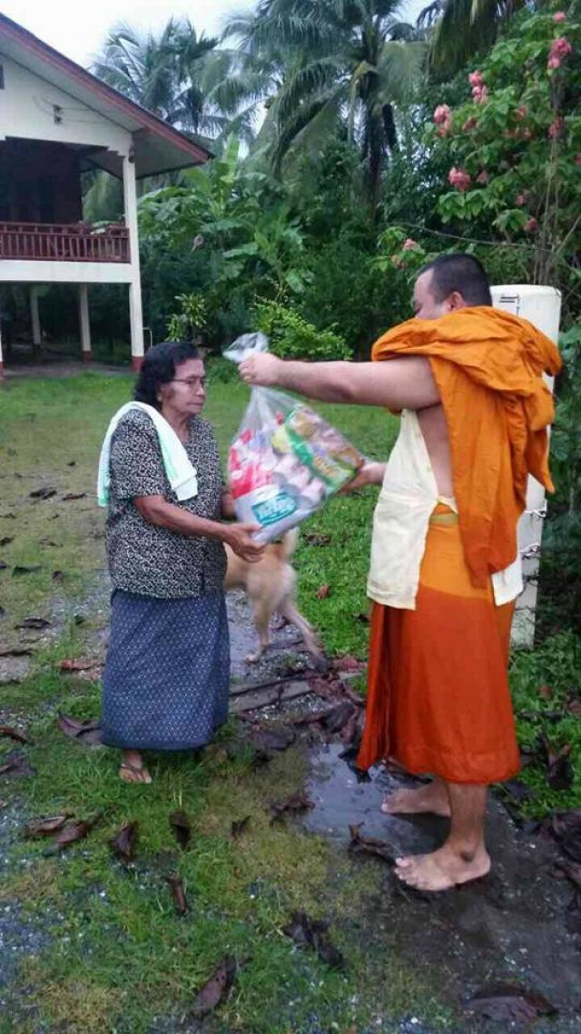 พระธรรมทูตอาสาจังหวัดสงขลา ลงพื้นที่เยี่ยมชาวบ้านน้ำท่วม
