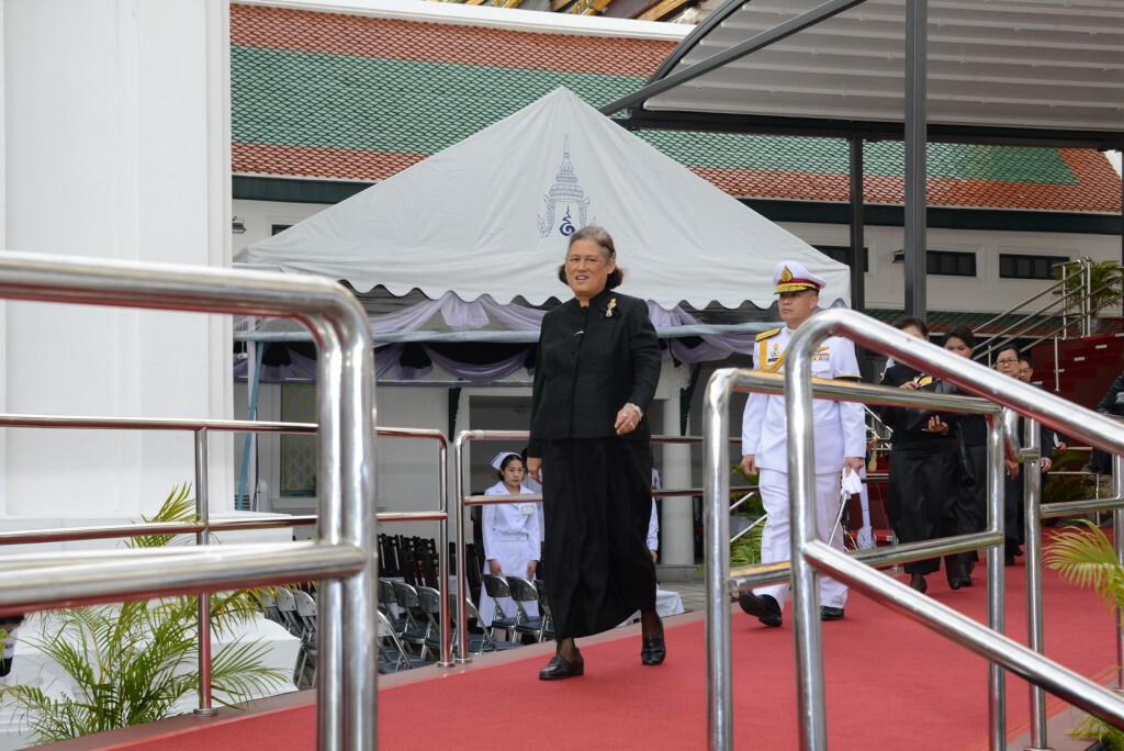 สมเด็จพระเทพฯ ถวายภัตตาหารเช้าแด่พระภิกษุสงฆ์ สมเด็จพระเทพฯ ถวายภัตตาหารเช้าแด่พระภิกษุสงฆ์