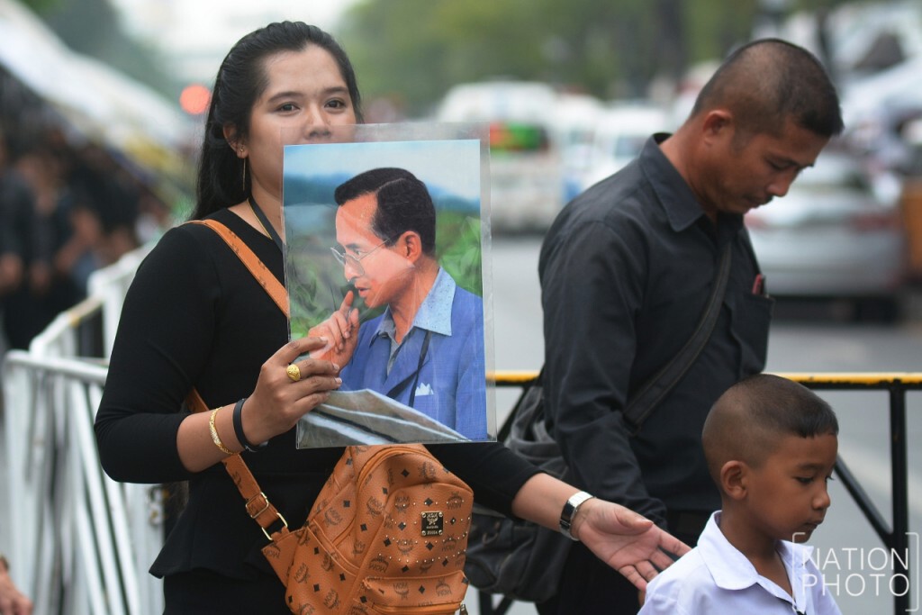 พสกนิกรรอเข้าสักการะพระบรมศพ (7 ธ.ค.59) พสกนิกรรอเข้าสักการะพระบรมศพ (7 ธ.ค.59)