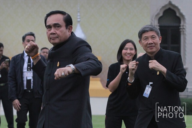 ภาพชุด "บิ๊กตู่" หวดลูกขนไก่