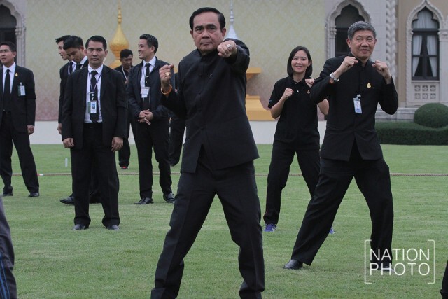 ภาพชุด "บิ๊กตู่" หวดลูกขนไก่