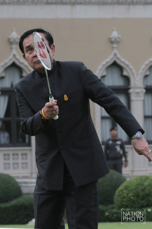 ภาพชุด "บิ๊กตู่" หวดลูกขนไก่