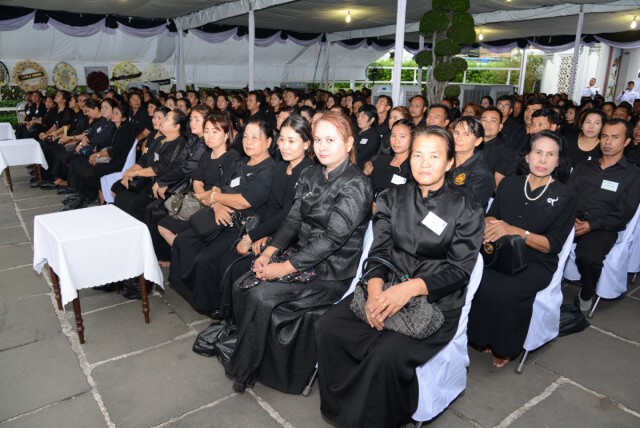 สมเด็จพระเทพฯ ถวายภัตตาหารเช้าแด่พระภิกษุสงฆ์