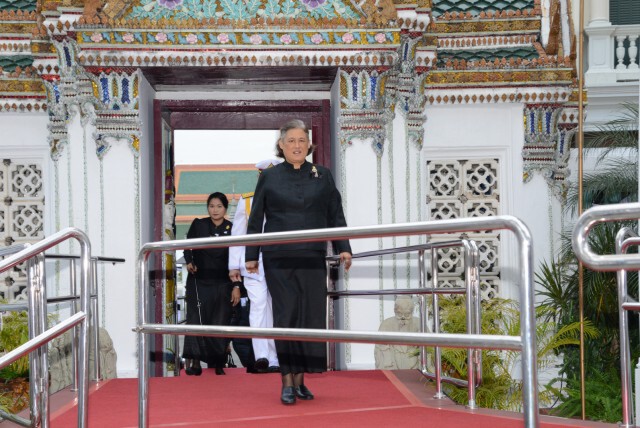 สมเด็จพระเทพฯ ถวายภัตตาหารเช้าแด่พระภิกษุสงฆ์