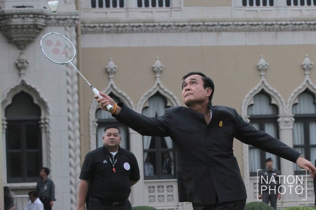 ภาพชุด "บิ๊กตู่" หวดลูกขนไก่