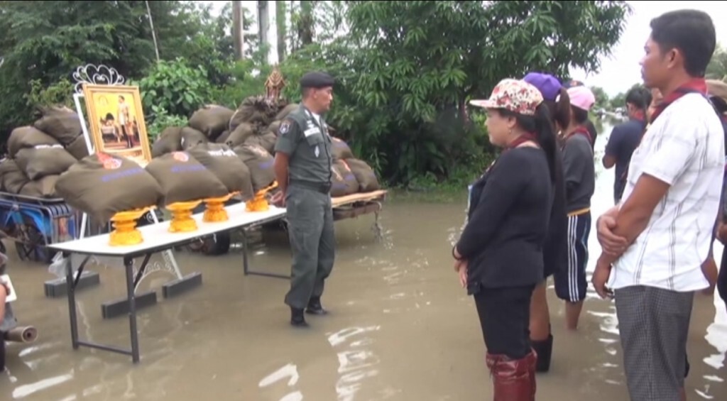 8-12-2559 มอบถุงยังชีพพระราชทาน ร.10 ให้ผู้ประสบอุทกภัย จ.สงขลา 8-12-2559 มอบถุงยังชีพพระราชทาน ร.10 ให้ผู้ประสบอุทกภัย จ.สงขลา