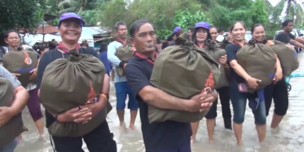มอบถุงยังชีพพระราชทาน "ในหลวง" ร.10 ช่วยผู้ประสบภัยน้ำท่วม