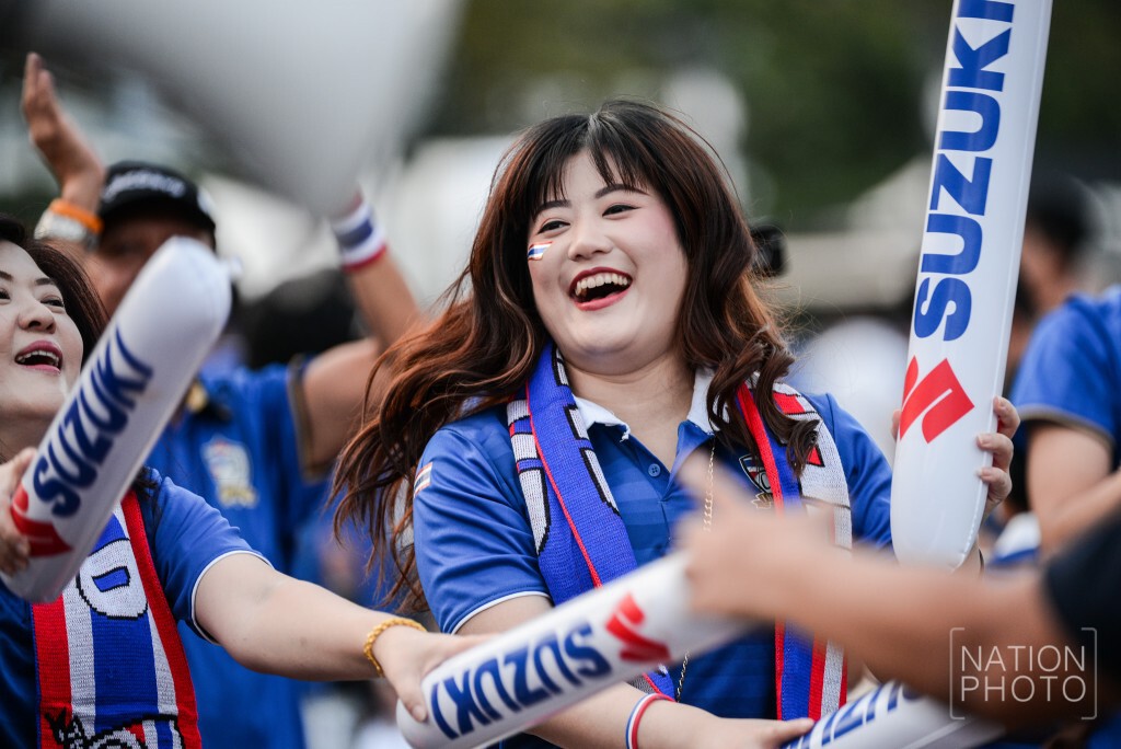 กองเชียร์ไทย ร้องเพลงปลุกใจหน้าสนาม
ก่อนเกม ไทย พบ เมียนมาร์ ซูซูกิ คัพ 2016 รอบรองฯ นัด 2 กองเชียร์ไทย ร้องเพลงปลุกใจหน้าสนาม
ก่อนเกม ไทย พบ เมียนมาร์ ซูซูกิ คัพ 2016 รอบรองฯ นัด 2