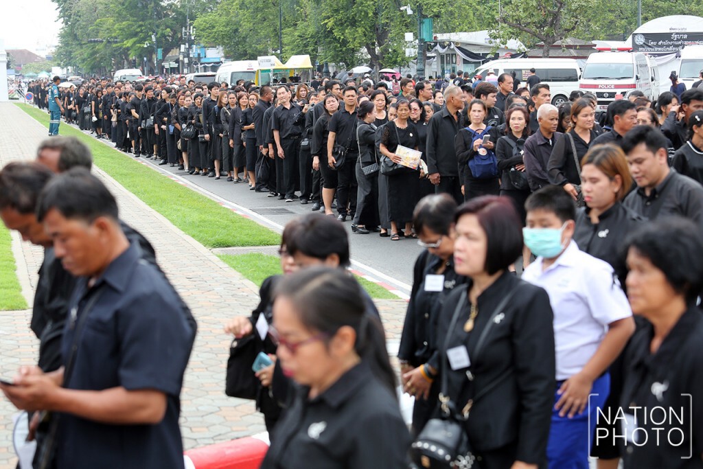 พสกนิกรรอเข้าสักการะพระบรมศพ (8 ธ.ค.59) พสกนิกรรอเข้าสักการะพระบรมศพ (8 ธ.ค.59)