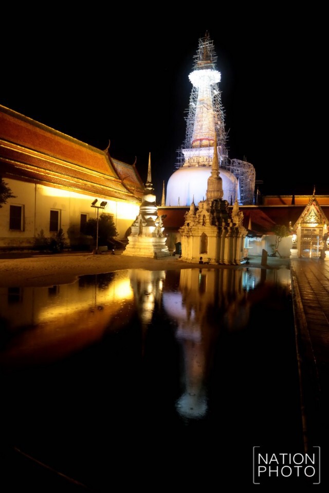 บรรยากาศยามค่ำคืนอันเงียบสงบ บริเวณลานวัด วัดมหาธาตุวรมหาวิหาร จ.นครศรีธรรมราช