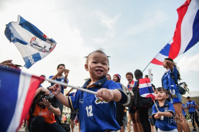 กองเชียร์ไทย ร้องเพลงปลุกใจหน้าสนาม
ก่อนเกม ไทย พบ เมียนมาร์ ซูซูกิ คัพ 2016 รอบรองฯ นัด 2