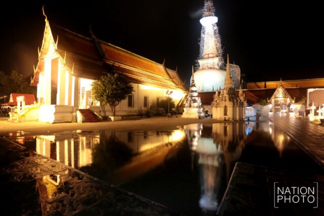 บรรยากาศยามค่ำคืนอันเงียบสงบ บริเวณลานวัด วัดมหาธาตุวรมหาวิหาร จ.นครศรีธรรมราช
