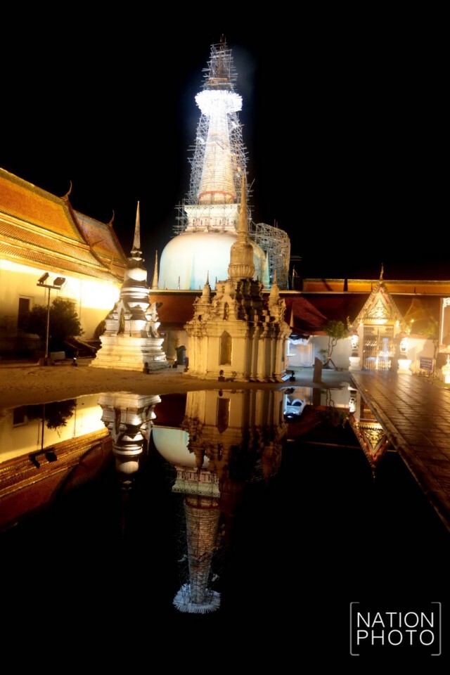 บรรยากาศยามค่ำคืนอันเงียบสงบ บริเวณลานวัด วัดมหาธาตุวรมหาวิหาร จ.นครศรีธรรมราช