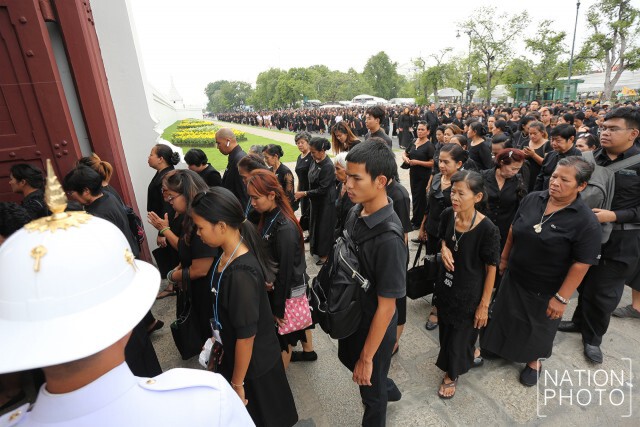พสกนิกรรอเข้าสักการะพระบรมศพ (8 ธ.ค.59)