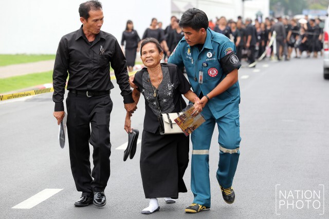 พสกนิกรรอเข้าสักการะพระบรมศพ (8 ธ.ค.59)