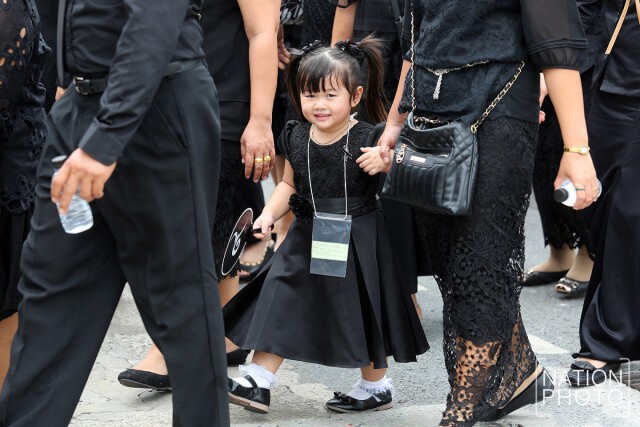 พสกนิกรรอเข้าสักการะพระบรมศพ (8 ธ.ค.59)