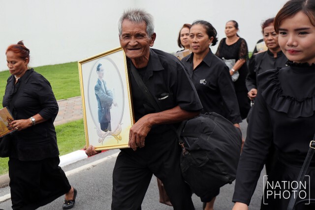 พสกนิกรรอเข้าสักการะพระบรมศพ (8 ธ.ค.59)
