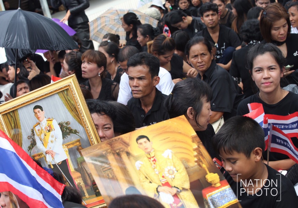 พสกนิกรรอรับเสด็จ "ในหลวง รัชกาลที่ ๑๐" พิธีเปิดอาคารศาลากลางจังหวัดกระบี่ พสกนิกรรอรับเสด็จ "ในหลวง รัชกาลที่ ๑๐" พิธีเปิดอาคารศาลากลางจังหวัดกระบี่
