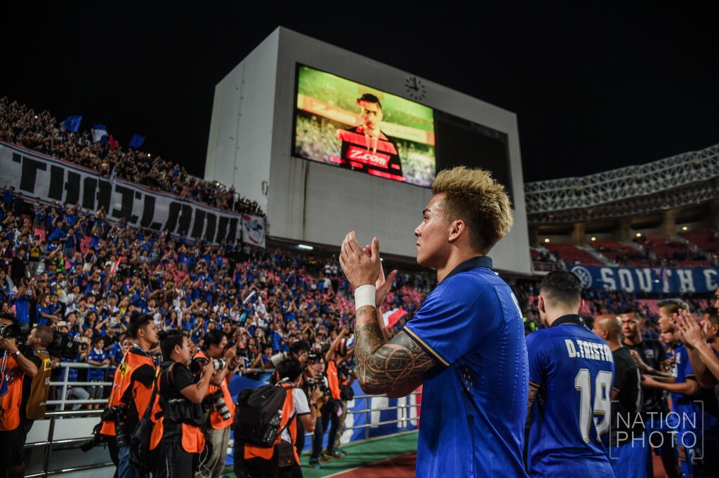 แข้งช้างศึก ขอบคุณแฟนบอล หลังจบเกม ชนะ เมียนมาร์ 4-0 แข้งช้างศึก ขอบคุณแฟนบอล หลังจบเกม ชนะ เมียนมาร์ 4-0