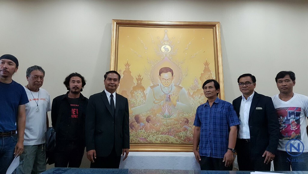 พ่อเมืองแพร่ร่วมศิลปิน ตรวจภาพวาด
 "ในหลวง ร.๙" ฝีมือ อ.เฉลิมชัย
พบไม่มีรอยฉีกขาดหรือชำรุด