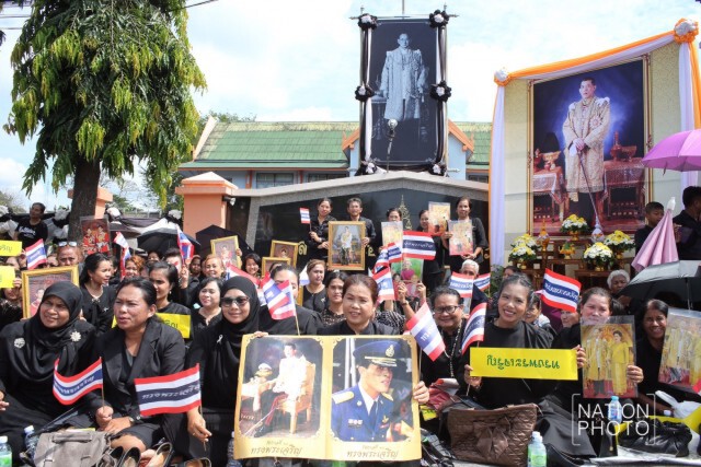 พสกนิกรรอรับเสด็จ "ในหลวง รัชกาลที่ ๑๐"  พิธีเปิดอาคารศาลากลางจังหวัดกระบี่